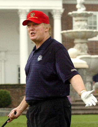 Donald Trump truer skotske myndigheter, fordi praktutsikten hans blir �delagt 