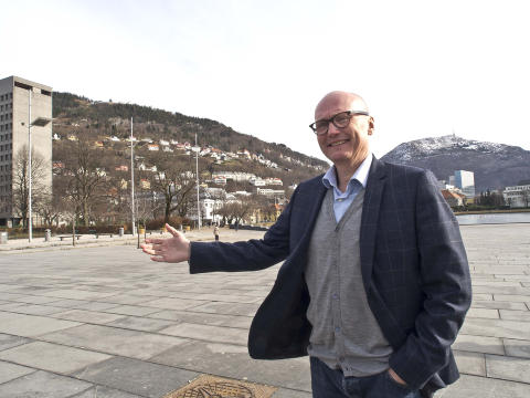 VELKOMMEN:  Anders Beyer tar i bruk Festplassen ved Lille Lungeg�rdsvann n�r Festspillene �pner onsdag 22. mai med taler og smakebiter fra programmet. Fram til 5. juni presenterer Festspillene 232 arrangementer p� et stort antall scener. FOTO: TERJE MOSNES