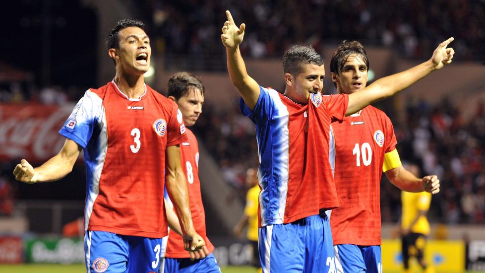 KANONSCORING: Den nye VIF-spilleren Diego Calvo strekker armene i v�ret etter superscoringen for Costa Rica i VM-kvalifiseringskampen mot Jamaica i natt. I V�lerenga blir han p� ny lagkamerat med Giancarlo Gonzalez (t.v.). Foto: Ezequiel Becerra / AFP / NTB Scanpix