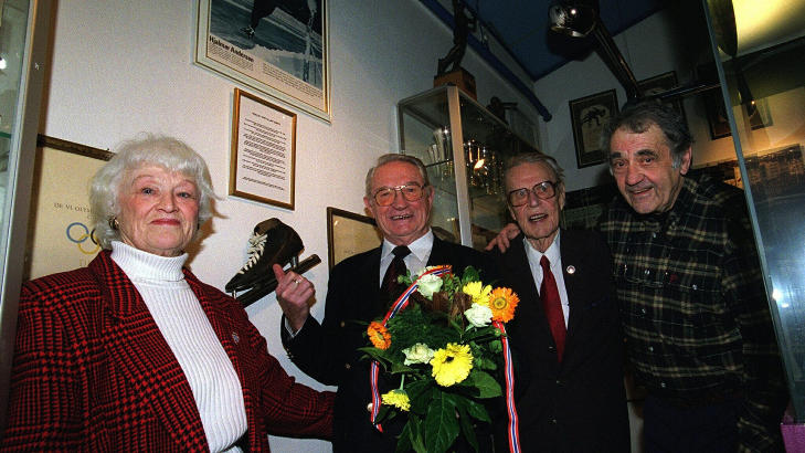 GODE VENNER: Hjalmar Andersen (nummer to fra venstre) og Johan Brun (t.h.) ble gode venner etter det omstridte bildet. Her med Bergljot Johansen (t.v.) og Willy Reisvang. Foto: Jan Greve / NTB Scanpix GODE VENNER: Hjalmar Andersen (nummer to fra venstre) og Johan Brun (t.h.) ble gode venner etter det omstridte bildet. Her med Bergljot Johansen (t.v.) og Willy Reisvang. Foto: Jan Greve / NTB Scanpix