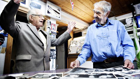 LIER 2009: Johan Brun (87) og Hjallis (87) møtes hjemme hos Brun i forbindelse med at Dagbladets arkivbilder vises på Folkemuseet. De ser på bildene fra skøyteløpet da blitzen til Brun etter juryens vurdering blendet Hjallis og han måtte gå 10 000 om igjen. Foto: Nina Hansen / Dagbladet. LIER 2009: Johan Brun (87) og Hjallis (87) møtes hjemme hos Brun i forbindelse med at Dagbladets arkivbilder vises på Folkemuseet. De ser på bildene fra skøyteløpet da blitzen til Brun etter juryens vurdering blendet Hjallis og han måtte gå 10 000 om igjen. Foto: Nina Hansen / Dagbladet.