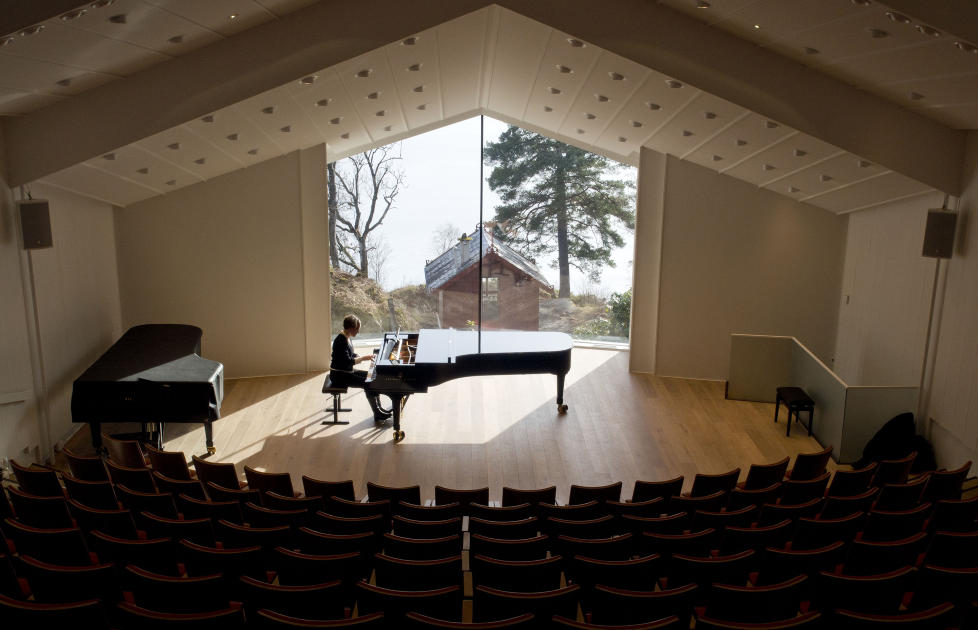 MUSIKER: Ingrid R�ynesdal kjenner musikklivet ogs� fra ut�versiden, og den tidligere konsertpianisten har kunnet snike seg til � holde Grieg-ferdighetene ved like i Troldsalen p� Trollhaugen. FOTO: TERJE MOSNES