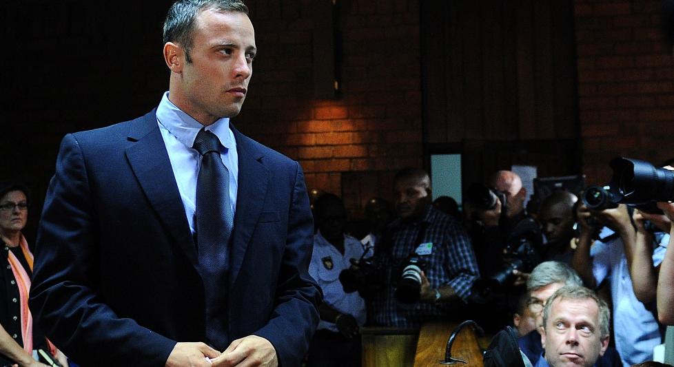 VANT FRAM MED ANKE: Oscar Pistorius st�r fritt til � reise ut av S�r-Afrika, om han �nsker det, etter at advokatene hans i dag vant fram med anken om lettelser i kausjonsvilk�rene. Foto: Alexander Joe / AFP / NTB Scanpix
