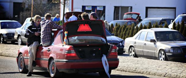 -    De kommer ikke for � kj�pe mat. De er bare interessert i � drikke sprit