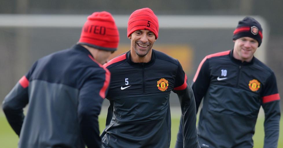 RASISTISKE TILROP: Manchester United-spilleren Rio Ferdinand (i midten) fikk rasistiske tilrop slengt etter seg under Englands landskamp mot San Marino nylig, selv om han ikke engang vil med i den engelske troppen. Her er han p� Uniteds treningsfelt med Robin van Persie (t.v.) og Wayne Rooney. Foto: Andrew Yates / AFP / NTB Scanpix