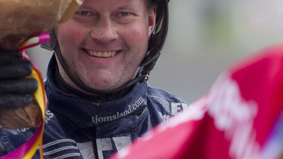 P�SKEHAREN. �ystein Tjomsland er p�skeharen med gullegg til spillerne p� Klosterskogen travbane i V75-spillet l�rdag. Foto: HESTEGUIDEN.COM.