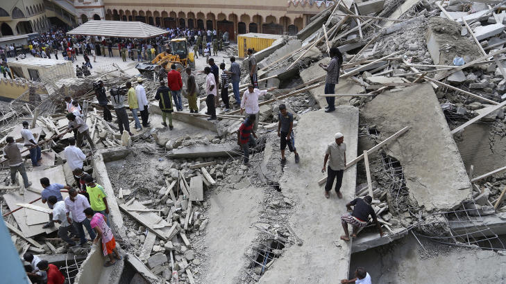 UKJENT: �rsaken til bygningskollapsen er ukjent. Foto: REUTERS/Emmanuel Herman/NTB Scanpix