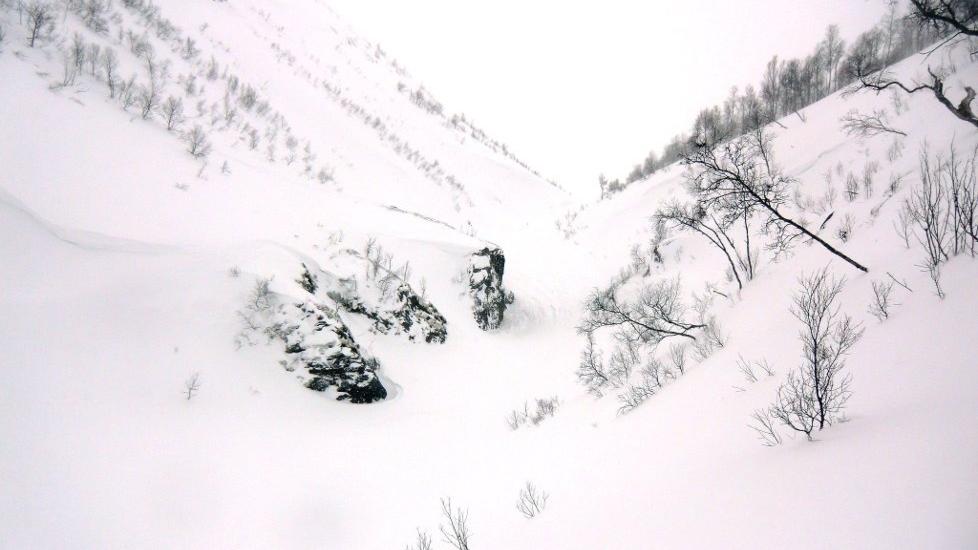 SKREDOMR�DET: Her, i Tromdalen, ble det gjort funn av en skuter og en hjelm tirsdag. Bildet er tatt under befaringen NGI gjennomf�rte onsdag. Foto: Kjetil Brattlien, NGI