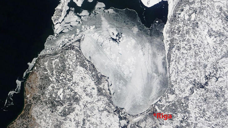 F�R: Dete bildet, som er sendt ut fra den meteorologiske tjenesten meteozinas via twitter, viser isdekket utenfor Riga onsdag klokken 12.15. @meteozinas