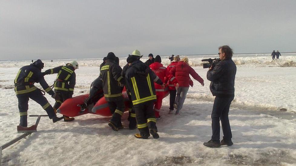 STRANDET: Flere hundre mennesker ble i dag strandet p� drivende isflak utenfor Riga. Foto: Janis Zvers (@janiszvers) / TV3 zinas (@TV3zinas)