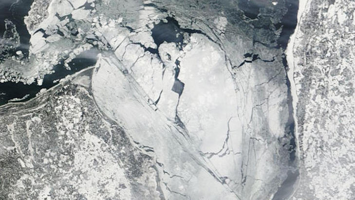 ETTER: Dette bildet, som etter det Dagbladet forst�r er tatt klokken 12.15 i dag, viser tydelig hvordan isen har brutt opp. Flere hundre personer ble fanget p� isflakene. Foto: @meteozinas