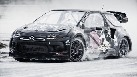 BRUCE LEE: Petter Solbergs rallycrossbil er blant annet prydet med et t�ft bilde av karatelegenden Bruce Lee. Foto: Privat