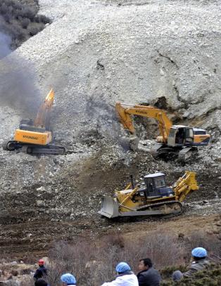 83 personer fanget under bakken etter skred