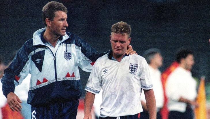 FRA GLANSDAGENE:  En gr�tende Paul Gascoigne blir hjulpet av banen etter at England tapte semifinalen i fotball-VM i 1990. Vest-Tyskland ble for sterke p� straffespark. Til venstre: Kaptein Terry Butcher.  Foto: NTB Scanpix