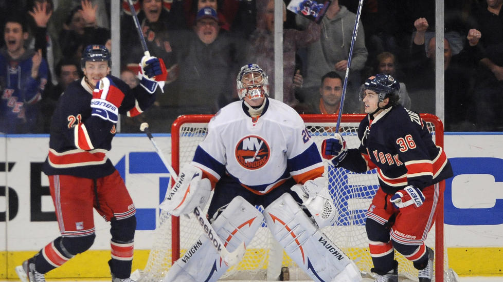 I AKSJON: Mats Zuccarello Aasen i aksjon mot New York Islanders i mars i fjor. I morgen er Zucca i aksjon i NHL igjen. Foto: AP / NTB scanpix