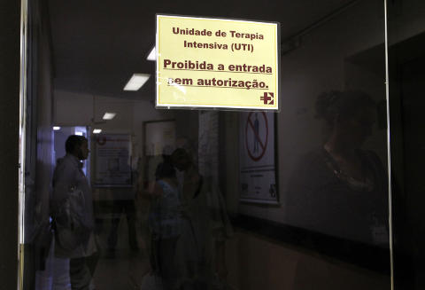 SJEF FOR INTENSIVEN: Bak denne d�ra er intensivavdelinga der Soares de Souza jobbet - og hvor politiet tror hun tok livet av opptil 300 pasienter. Foto: Reuters / NTB scanpix