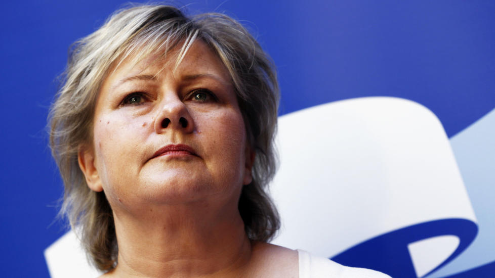 SIKRER SEG:   �H�yre kopierer Moderaternas dobbeltspill: De g�r til valg p� � v�re velferdsstatens bestevenn, men sikrer samtidig ryggdekning for � gj�re det motsatte n�r de vinner makten�, skriver kronikkforfatteren. Foto: Lise �serud / NTB Scanpix