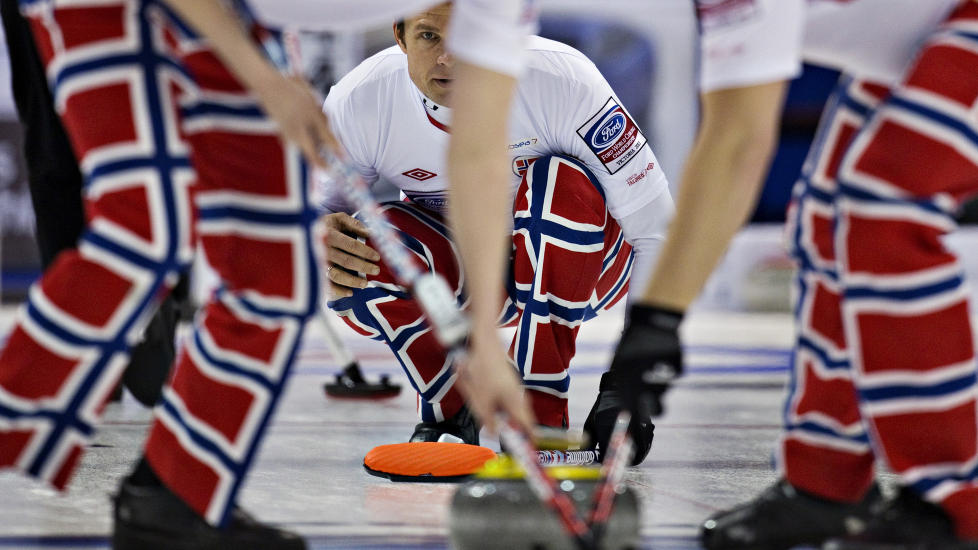 BARE NESTEN: Skip Thomas Ulsrud (bakerst) og Norge tapte overraskende �pningskampen i �rets VM i Canada. Foto: REUTERS / Andy Clark / NTB Scanpix