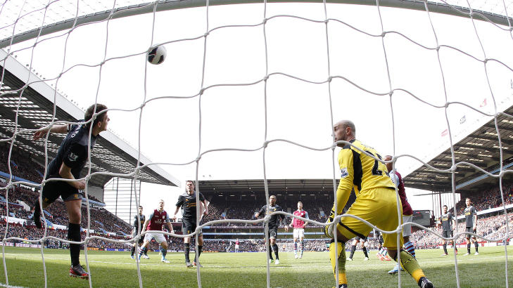 REDNINGSMANN: Steven Gerrard ordner opp ogs� foran eget m�l. Her redder han p� streken til Pepe Reina. Foto: DARREN STAPLES, REUTERS / NTB SCANPIX