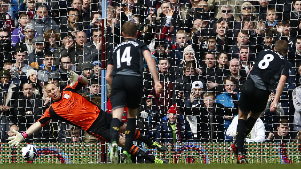 VINNERM�LET: Villa-fansen bak m�let til Brad Guzan m� konstatere at Steven Gerrards straffespark sender favorittlaget deres enda n�rmere nedrykk. Foto: DARREN STAPLES, REUTERS / NTB SCANPIX