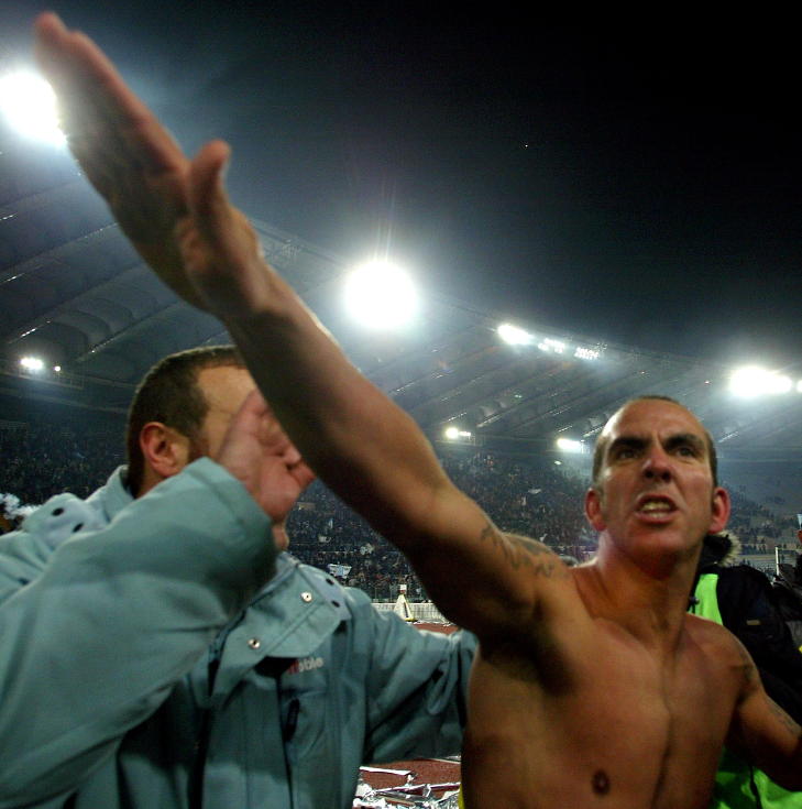 B�TELAGT: Di Canio har v�rt fulgt av kontroverser b�de som spiller og manager. I 2005 fikk han en bot p� 80000 kroner da han feiret p� denne m�ten etter at Lazio slo Roma i Roma-derbyet. Foto: REUTERS  /Alessia Pierdomenico / NTB Scanpix