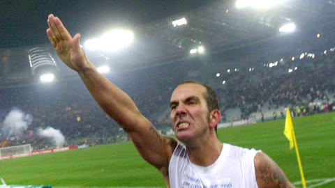 KONTROVERSIELL: Paolo Di Canio hilser til Lazio-fansen etter en kamp mot byrival Roma i 2005. Foto: GIUSEPPE CALZUOLA, AP / NTB SCANPIX