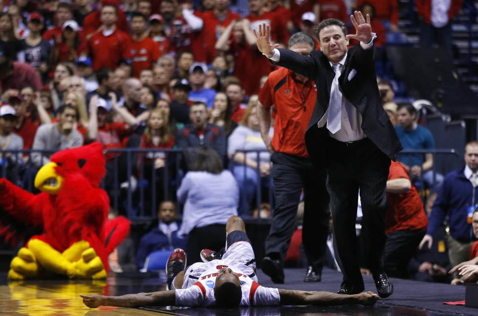 GRUSOM SKADE: Louisville Cardinals-trener Rick Pitino roper til dommerne om at de m� stoppe kampen. Kevin Ware ligger utsl�tt med et dobbelt beinbrudd. Foto: REUTERS / NTB SCANPIX
