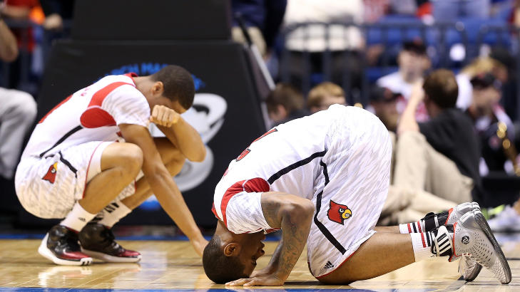 FALT SAMMEN: Wayne Blackshear og Chane Behanan falt sammen p� parketten da de s� beinsplinten st� ut av beinet til Kevin Ware. Foto: GETTY IMAGES / AFP / NTB SCANPIX