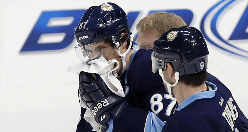 BRAKK KJEVEN: Pittsburgh Penguins Sidney Crosby (87) brakk kjeven etter � ha f�tt et en puck i ansiktet i NHL-kampen mot New York Islanders. Superstjernen er ute p� ubestemt tid. Foto: Jason Cohn / Reuters / NTB Scanpix
