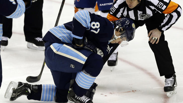 BLODIG: Pittsburgh Penguins Sidney Crosby la igjen en blodp�l p� isen etter skuddet som brakk kjeven hans i kampen mot New York Islanders. Foto: Gene J. Puskar / AP / NTB Scanpix