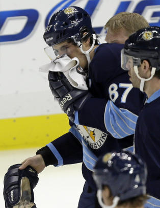Sidney Crosby fikk
pucken i ansiktet