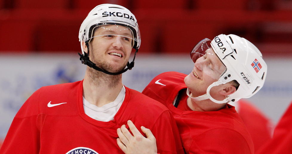 NHL-RETUR? Ole-Kristian Tollefsen kan v�re p� vei mot et comeback i NHL. F�rjestad-spilleren linkes sterkt til Nashville Predators. Her er han sammen med Patrick Thoresen under en landslagssamling. Foto: H�kon Mosvold Larsen / NTB Scanpix