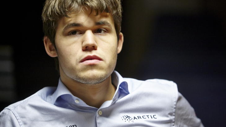 F�R M�TE ANAND: Magnus Carlsen tapte det siste partiet, men kunne likevel slippe jubelen l�s n�r rivalen gjorde det samme.
Foto: Morten Rakke / NTB scanpix