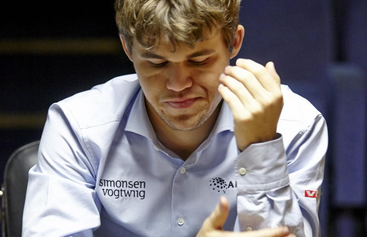 MENTE MYE GIKK GALT: Magnus Carlsen tapte siste match mot Peter Svidler, men kunne likevel juble for sammenlagtseier.
Foto: Morten Rakke / NTB scanpix