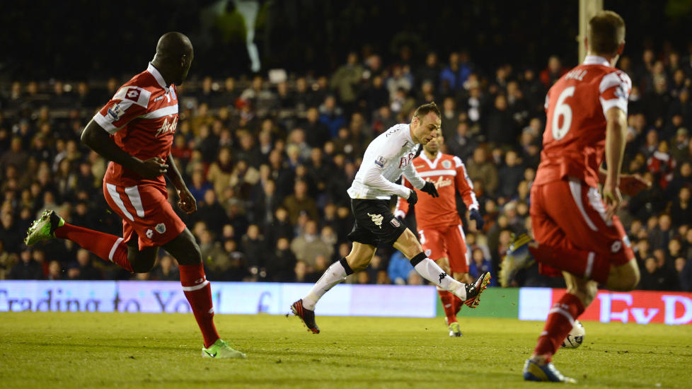 BRILIJERTE: Dimitar Bernbatov scoret to av Fulhams tre m�l mot Queens Park Rangers. Her setter han inn sitt andre. Foto: REUTERS / Paul Hackett / NTB Scanpix