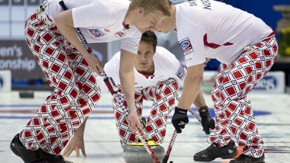  VANT I NATT: Etter tapet mot Tsjekkia i �pningskampen, har Norge tatt tre seiere, og ligger som nummer fire i VM-gruppa. Det er en god plassering, mener skip Thomas Ulsrud (midten). I natt slo de Finland. Foto: AP Photo / The Canadian Press / Jonathan Hayward / NTB Scanpix