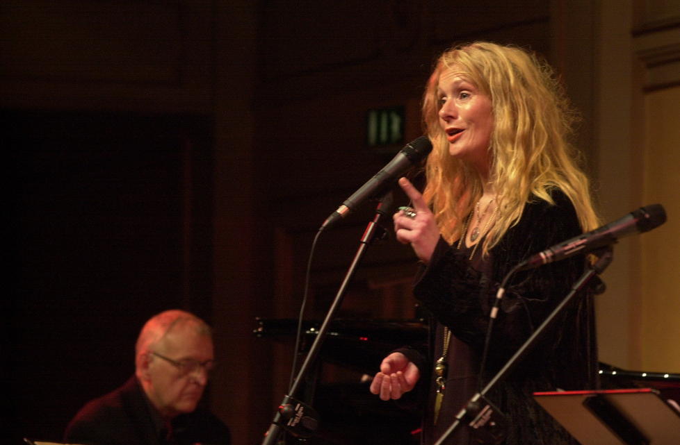 VAKKERT: Hilde Hefte og Egil Kapstad fortsetter et langt og vakkert samarbeid p� Heftes nye, str�lende album �Short Stories�. FOTO: TRULS BREKKE / DAGBLADET