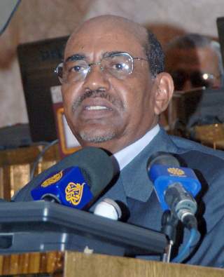 PRESIDENT Al-BASHIR: �nsker ikke vestlige styrker i Darfur. Al-Bashir ble juli den f�rste sittende presidenten som ble anklaget for �folkemord, krigsforbrytelser og forbrytelser mot menneskeheten� av Den internasjonale straffedomstolen i Haag. Foto: EPA/PHILLIP DHILL