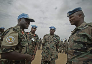TRUER MED � SLUTTE: General Martin Luther Agwai (venstre) leder samarbeidsstyrken UNAMID. Han har tidligere truet med � slutte om ikke styrken f�r utstyret og personellet han er lovet. Foto: AP Photo/Stuart Price, Albany Associates