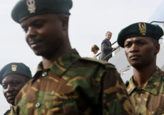 MED RYGGEN TIL: Ett �r har g�tt siden verdenssamfunnet lovte � ende krisen i Darfur. Fortsatt mangler den underbemannede UNAMID-styrken kj�ret�y, helikoptre og enkelt utstyr. Her g�r USAs president George W. Bush p� flyet etter et bes�k hos FN-soldater p� vei til Darfur i Dar es Salaam, Tanzania. Foto: AP/Charles Dharapak