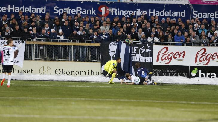 AVGJ�RELSEN: Her g�r Riku Riski i bakken - og H�nefoss f�r straffesparket som gir dem 1-0. Kim Andr� Madsen (nummer 4) blir utvist, og motbakken blir umulig for drammenserne. Foto: Erlend Aas / NTB scanpix