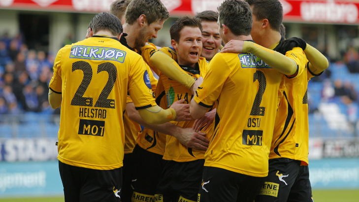 JUBELBR�L: Lillestr�ms Petter Vaagen Moen (midten) og lagkameratene jubler etter den f�rste scoringen mot Molde.
Foto: Svein Ove Ekornesv�g / NTB scanpix
