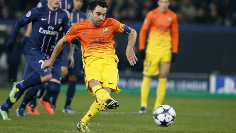 SIKKER: Xavi Hernandez sender straffesparket sikkert i m�l. Foto: AFP PHOTO / KENZO TRIBOUILLARD / NTB scanpix