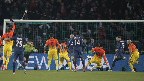 ZLATAN-SCORING: Zlatan Ibrahimovic er i offside n�r han setter inn utlikningen. Foto: AP Photo/Francois Mori/NTB scanpix