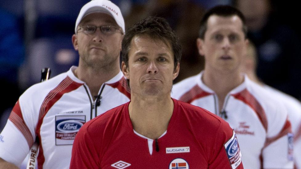  SVAKT:  Skip Thomas Ulsrud m� konstantere at kanadierne ble for sterke. Norge tapte til slutt 7-10 etter en svak norsk avslutning. Foto: AP Photo / Jonathan Hayward / NTB Scanpix