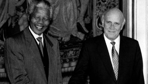 1993: Nelson Mandela og Frederik Willem de Klerk mottar Nobels fredspris i Oslo 9. desember. Foto: AP / NTB Scanpix