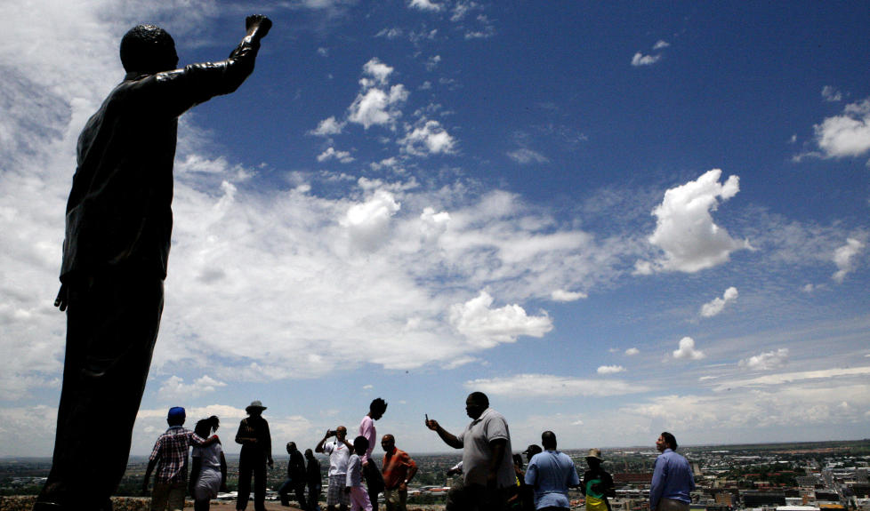 ETTERLEVNINGER FRA FORTIDA: �Etter to ti�r vil ANC, de udiskutable vinnerne av S�r-Afrikas forvandling, bare ha oppn�dd fullstendig suksess hvis de taper�, skriver Anne Applebaum. Bildet viser en statue av Nelson Mandela. Foto: Themba Hadebe / AP / NTB Scanpix