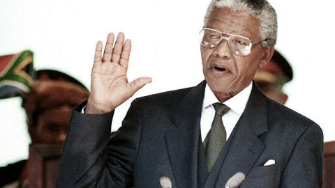1994: 10. mai ble Nelson Mandela tatt i ed som den f�rste svarte presidenten i S�r-Afrika. Foto: AFP / NTB Scanpix