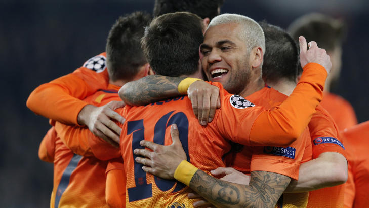 TAKK! Lionel Messi (t.v) og Daniel Alves feirer m�let den ene scoret og den andre skapte. Foto: REUTERS  / Christian Hartmann / NTB SCANPIX