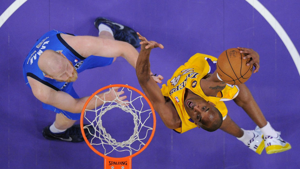 STORSPILTE: Kobe Bryant (t.h.) storspilte mot Dallas Mavericks, og var med p� � sikre at Los Angeles Lakers vant med sin trippel-tosifret. Foto: AP Photo / Mark J. Terrill / NTB Scanpix